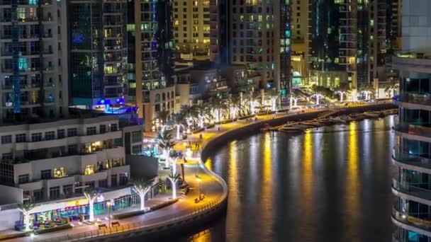 Paseo en Dubai Marina timelapse por la noche, Emiratos Árabes Unidos. Vista superior — Vídeo de stock