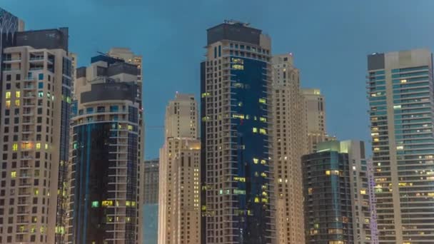 Centro de la ciudad de Dubai marina flotante día vasos para timelapse nocturno de noche — Vídeo de stock