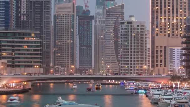 Noite Dubai marina centro da cidade com navios flutuantes dia a noite timelapse — Vídeo de Stock