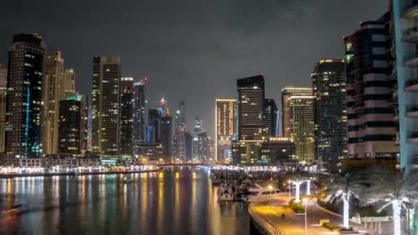 Sétány Dubai Marina timelapse hyperlapse éjjel, Egyesült Arab Emírségek. — Stock videók