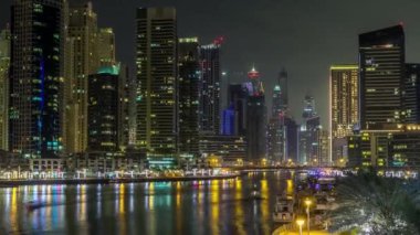 Gece Dubai Marina 'da gezinti zamanı, BAE.