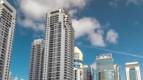 Edificios residenciales en Jumeirah Lake Towers timelapse en Dubai, Emiratos Árabes Unidos. — Vídeos de Stock