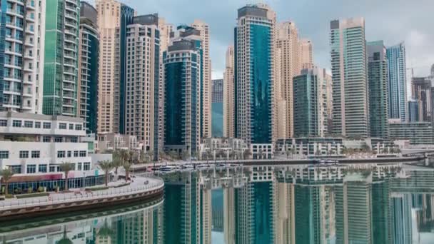 Vista de Dubai Marina Towers en Dubai por la mañana timelapse — Vídeo de stock