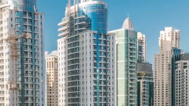 Dubai Marina 'da akşam saatlerinde deniz ve araba trafiği, Dubai, BAE