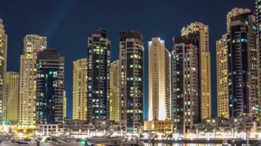 Dubai Marina Kuleleri ve Dubai 'deki Yıl Kuleleri gece vakti hiperhızlandırılmış