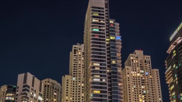 Dubaj Marina věže a jahty v Dubaji v noci timelapse hyperlapse — Stock video