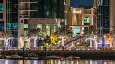 Gece Dubai Marina 'da gezinti zamanı, BAE.