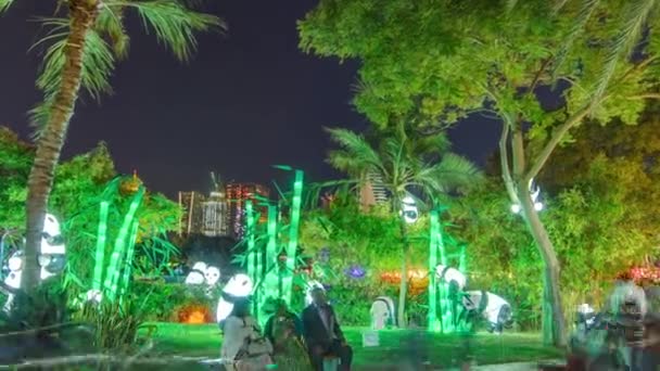 Dubai Glow Garden timelapse s osvětlenými stromy a sochami — Stock video