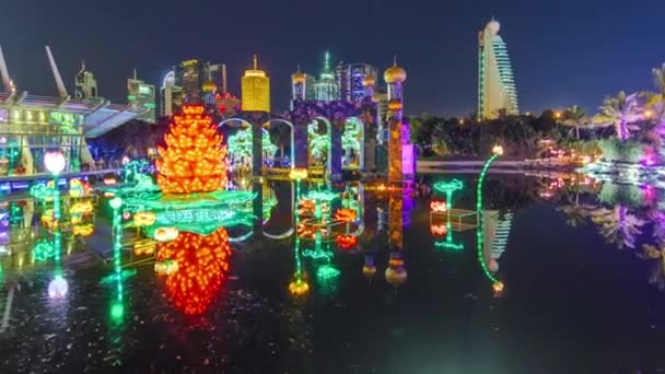 Dubai Glow Garden Zeitraffer mit beleuchteten Bäumen und Skulpturen — Stockvideo