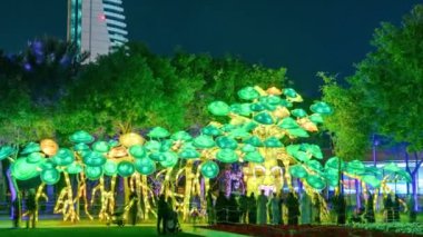 Dubai Işıltı Bahçesi zaman dilimi Aydınlanmış ağaçlar ve heykeller