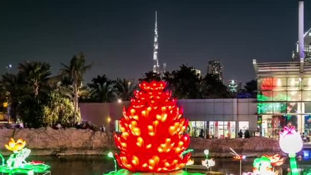 Dubai Glow Garden timelapse z oświetlonymi drzewami i rzeźbami — Wideo stockowe