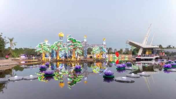 Dubai Glow Garden dag tot nacht timelapse is een state of Art architectuur met milieuvriendelijke architectuur — Stockvideo
