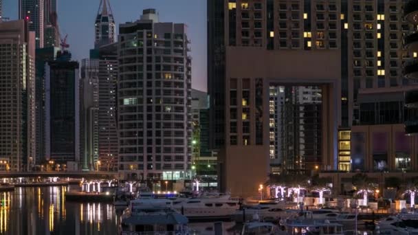 Dubai Marina Kuleleri ve Dubai 'de gece gündüz kanalları — Stok video
