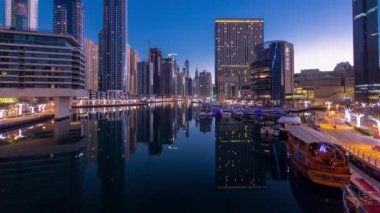 Dubai Marina Kuleleri ve Dubai 'de gece gündüz kanalları