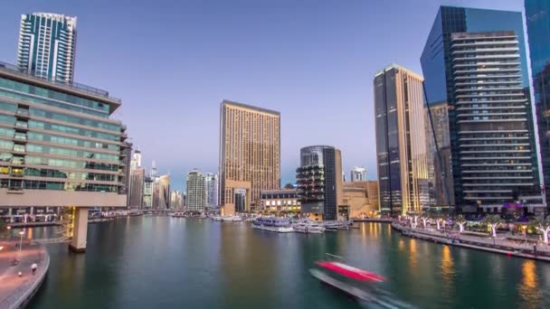 Dubai Marina torens en kanaal in Dubai dag tot nacht timelapse — Stockvideo