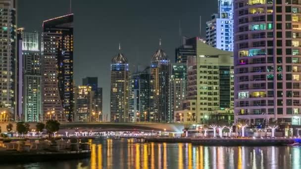 Dubai Marina πύργους και κανάλι στο Ντουμπάι νύχτα timelapse — Αρχείο Βίντεο
