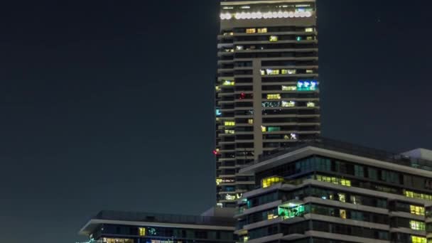 두 바이 마리나 타워와 두 바이의 야간 시간 고속 도로에 있는 운하 — 비디오