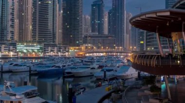 Dubai Marina 'da gece gündüz saatlerinde yatlarla vakit geçiriyoruz.