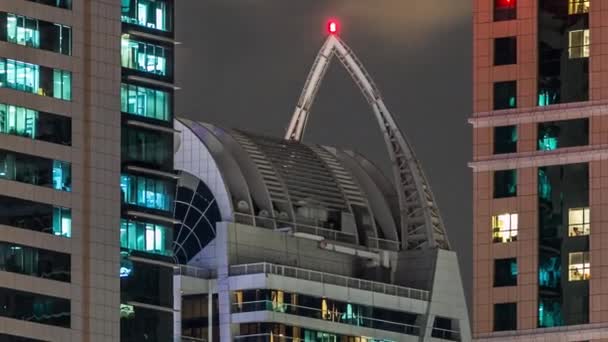 Dubai 'deki Dubai Marina kulelerinin gece görüş açısını kapatın. — Stok video