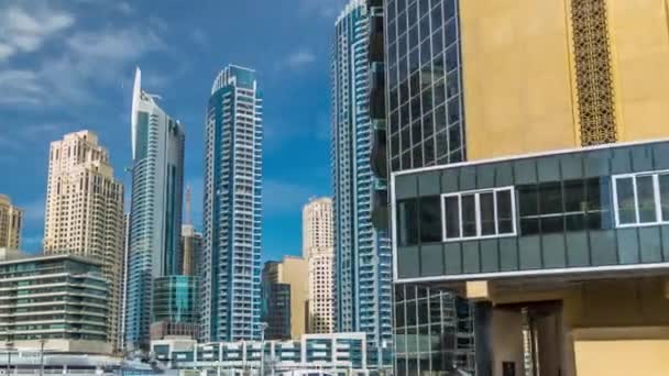 Dubai Marina wieże w Dubaju w ciągu dnia timelapse hiperlapse — Wideo stockowe