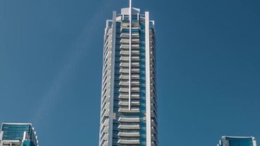 Dubai 'deki Dubai Marina kulelerinin gündüz görüş açısını kapatın.