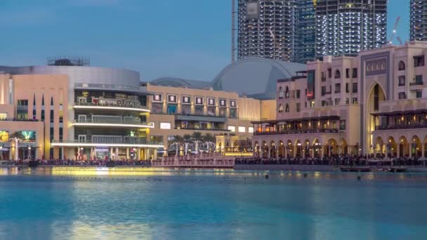 Der Tanzende Brunnen von Dubai und der See Tag-Nacht-Zeitraffer in der Abenddämmerung in Dubai, VAE. — Stockvideo