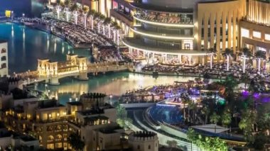 Dubai şehir merkezinde, Birleşik Arap Emirlikleri 'nde insan yapımı göl üzerindeki genel bir köprü manzarası..