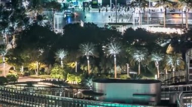 Dubai şehir merkezinde, Birleşik Arap Emirlikleri 'nde insan yapımı göl üzerindeki genel bir köprü manzarası..