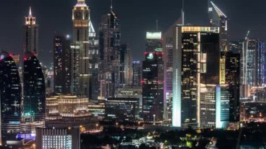 Gece Dubai şehir merkezindeki gökyüzü zaman çizelgesi. Şeyh Zayed yolunun çatısı. Çok sayıda aydınlatma kulesi var..
