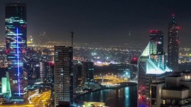 Gece vakti büyük, modern bir şehrin havadan görünüşü. İş Körfezi, Dubai, Birleşik Arap Emirlikleri.