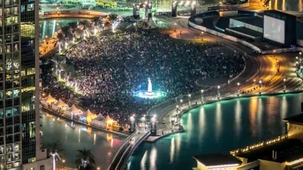 Una vista general del puente sobre el timelapse lago artificial en el centro de Dubai, Emiratos Árabes Unidos. — Vídeo de stock