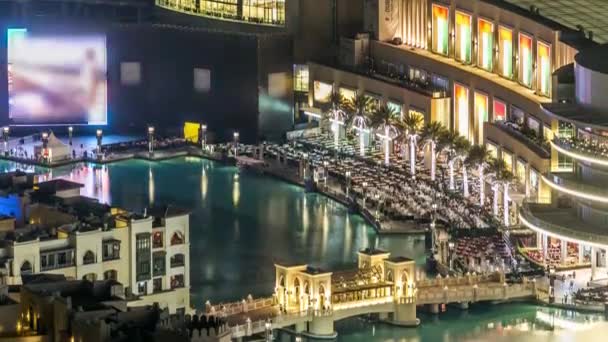 Una visione generale del ponte sul lago artificiale timelapse nel centro di Dubai, Emirati Arabi Uniti. — Video Stock