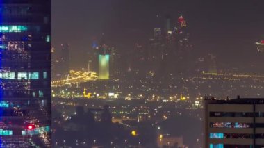 Gece vakti büyük, modern bir şehrin havadan görünüşü. İş Körfezi, Dubai, Birleşik Arap Emirlikleri.