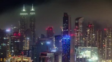 Gece vakti büyük, modern bir şehrin havadan görünüşü. İş Körfezi, Dubai, Birleşik Arap Emirlikleri.