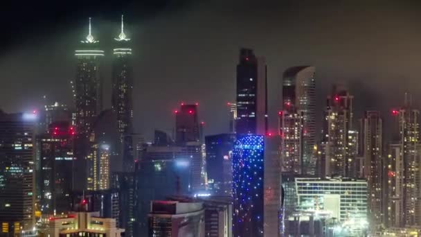 Gece vakti büyük, modern bir şehrin havadan görünüşü. İş Körfezi, Dubai, Birleşik Arap Emirlikleri. — Stok video