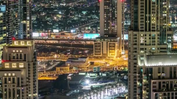 Şeyh Zayed 'in gece trafiği ve aydınlık gökdelenlerle hava görüntüsü.. — Stok video
