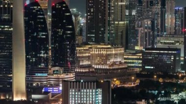 Gece Dubai şehir merkezindeki gökyüzü zaman çizelgesi. Şeyh Zayed yolunun çatısı. Çok sayıda aydınlatma kulesi var..