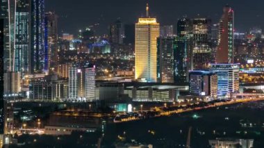 Gece Dubai şehir merkezindeki gökyüzü zaman çizelgesi. Şeyh Zayed yolunun çatısı. Çok sayıda aydınlatma kulesi var..