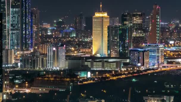 Dubais Skyline im Zeitraffer in der Nacht. Dachterrasse der Sheikh Zayed Road mit zahlreichen beleuchteten Türmen. — Stockvideo