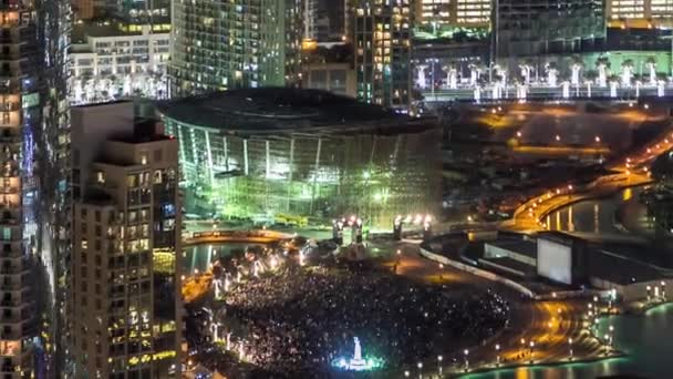 Torres e parque perto do lago antrópico timelapse no centro de Dubai, Emirados Árabes Unidos. — Vídeo de Stock