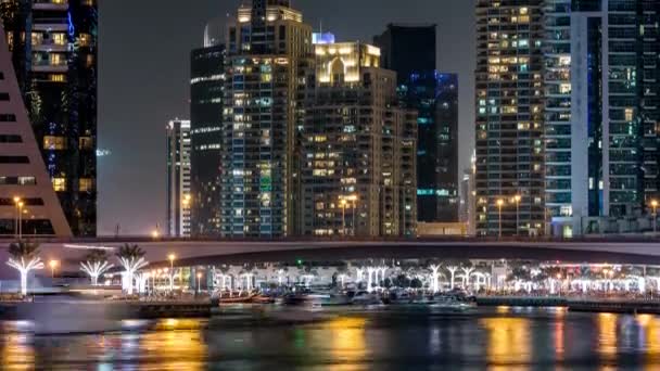 Paseo marítimo en Dubai Marina timelapse por la noche, Emiratos Árabes Unidos. — Vídeos de Stock