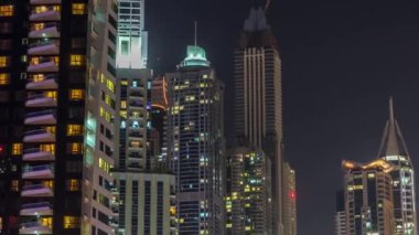 Dubai 'deki Dubai Marina Kuleleri' nin gece görüş açısını kapatın.