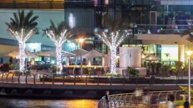 Gece Dubai Marina 'da gezinti zamanı, BAE.