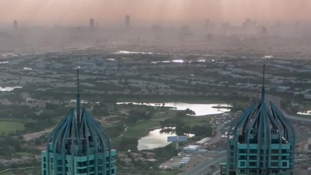 早上在迪拜的码头，塔楼耸立，路上塞车，阿联酋迪拜时间过去了 — 图库视频影像