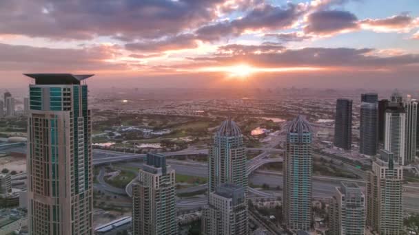 Salida del sol en Dubai Marina con torres y puerto con yate de rascacielos, Dubai, Emiratos Árabes Unidos timelapse — Vídeos de Stock