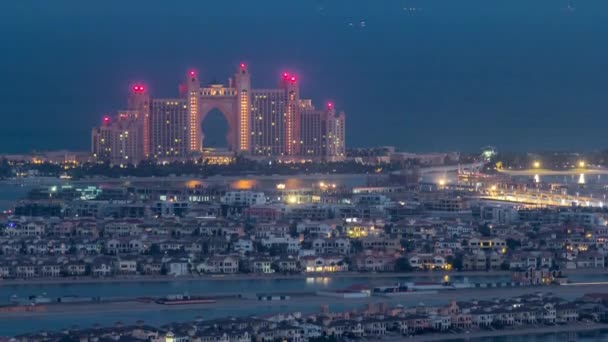 Jumeirah Palm Island natt till dag timelapse dubai skott från taket toppen av tornet i Dubai marina, uae — Stockvideo