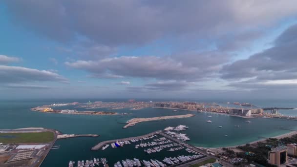 Jumeirah Palm Island natt till dag timelapse dubai skott från taket toppen av tornet i Dubai marina, uae — Stockvideo