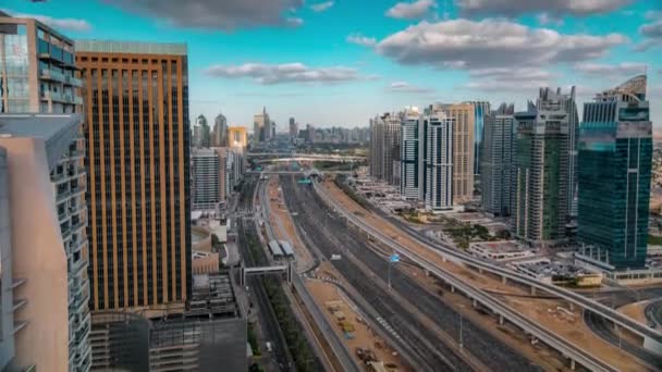 Vista aerea di Dubai marina grattacieli e Jumeirah laghi torri timelapse con traffico su strada Sheikh zayed. — Video Stock