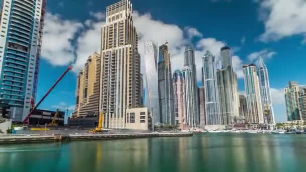 Dubai Marina wieże i kanał w Dubaju timelapse hyperlapse — Wideo stockowe