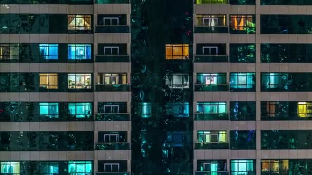 Fönster i flervåningshus av glas och stål belysning och människor inom tidsrymd — Stockvideo